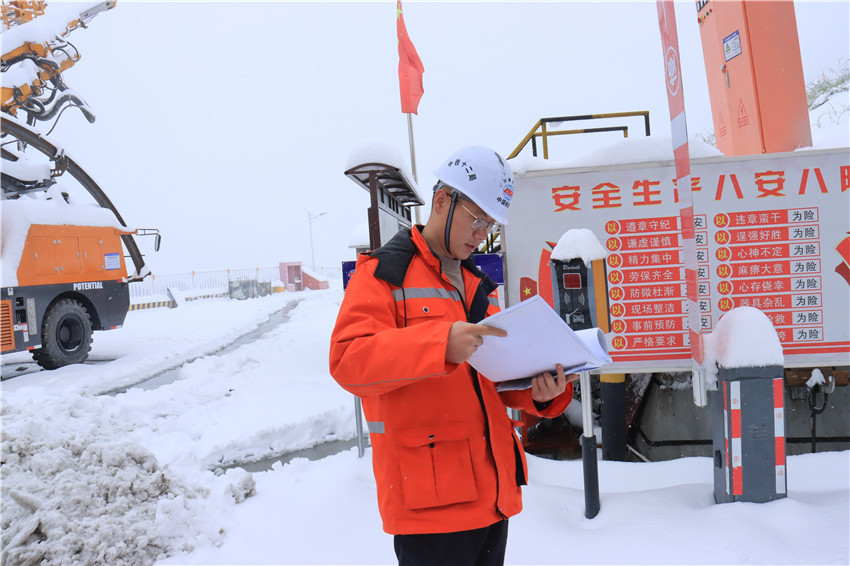 在施工現(xiàn)場做.jpg 在施工現(xiàn)場做.jpg