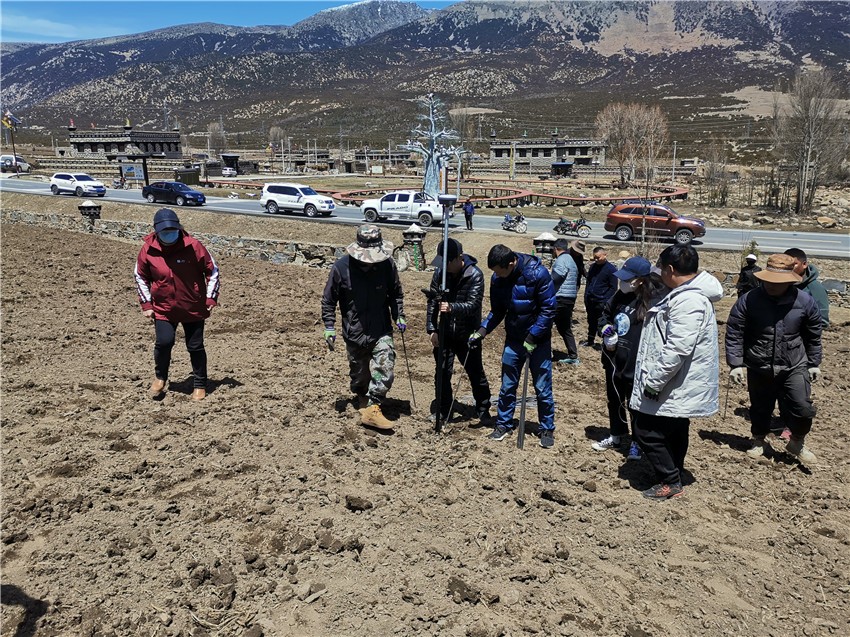 農(nóng)技人員播.jpg 農(nóng)技人員播.jpg