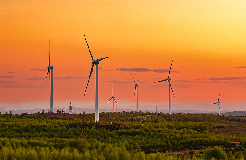 2023年5月23日清晨拍攝的內(nèi)蒙古興安盟烏蘭浩特市呼和馬場風力光伏發(fā)電場內(nèi)的風機。