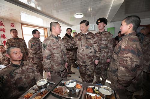2014年1月26日中午，習(xí)近平來到連隊食堂，同戰(zhàn)士們一起用餐。新華社記者 李剛 攝